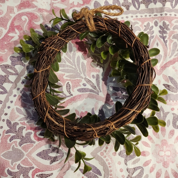 Mini Plastic Green Wreath Faux Wood Leaves Greenery Spring 6 inches Daiso EUC - Picture 2 of 2